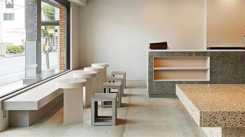 水磨石桌子成为这间咖啡馆的主要元素