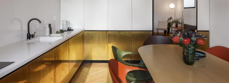 运用黄铜饰面翻新，罗马尼亚LC公寓