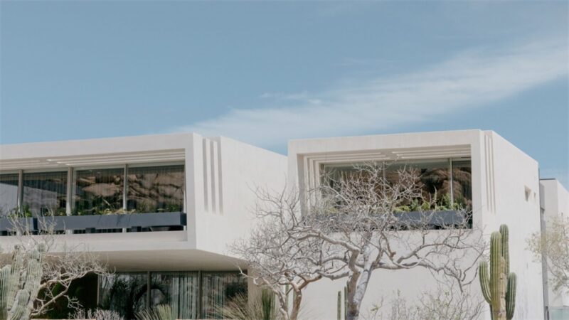 墨西哥度假小镇艺术收藏者的白色沙滩别墅