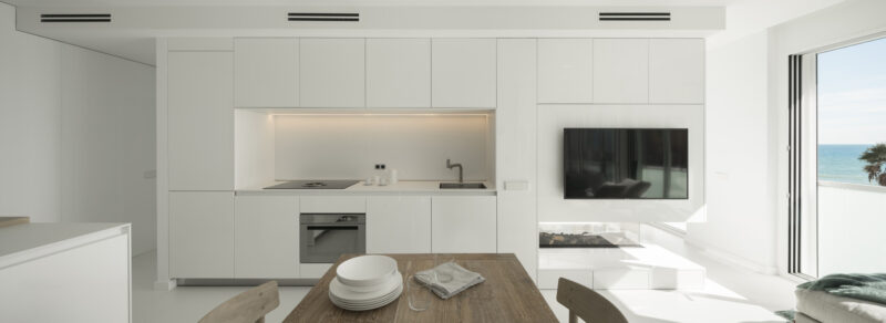 Susanna Cots | 巴塞罗那一间白色海边公寓