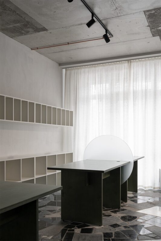 Iya Turabelidze l 一间80平米临时律所设计