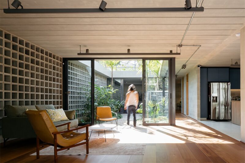 Terrae+Tuma | 树梢旁的大平层