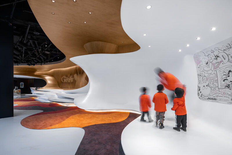 杜兹设计 | 流动的篇章：长颈鹿美语前滩空间设计