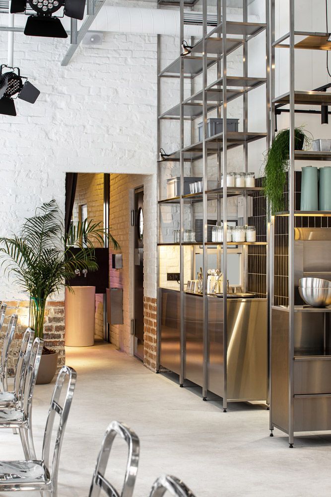 咖啡厅设计,咖啡店,咖啡店设计案例,Salut Café Bar,RomanXSvitlana,酒吧