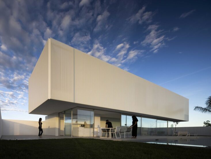 Fran Silvestre Arquitectos | 285㎡，西班牙极简风格纯白别墅设计