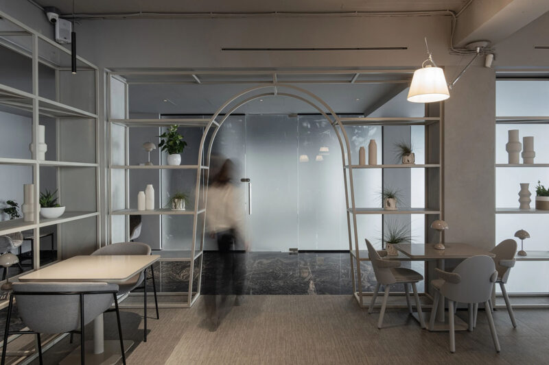 Tomas Mielnikowicz〡70㎡，宁静的暖灰色创意酒吧&餐厅