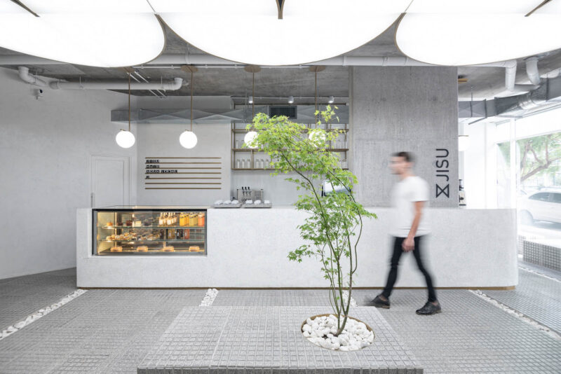 Tomas Mielnikowicz丨100㎡，这间小咖啡店把城市广场搬了进来！