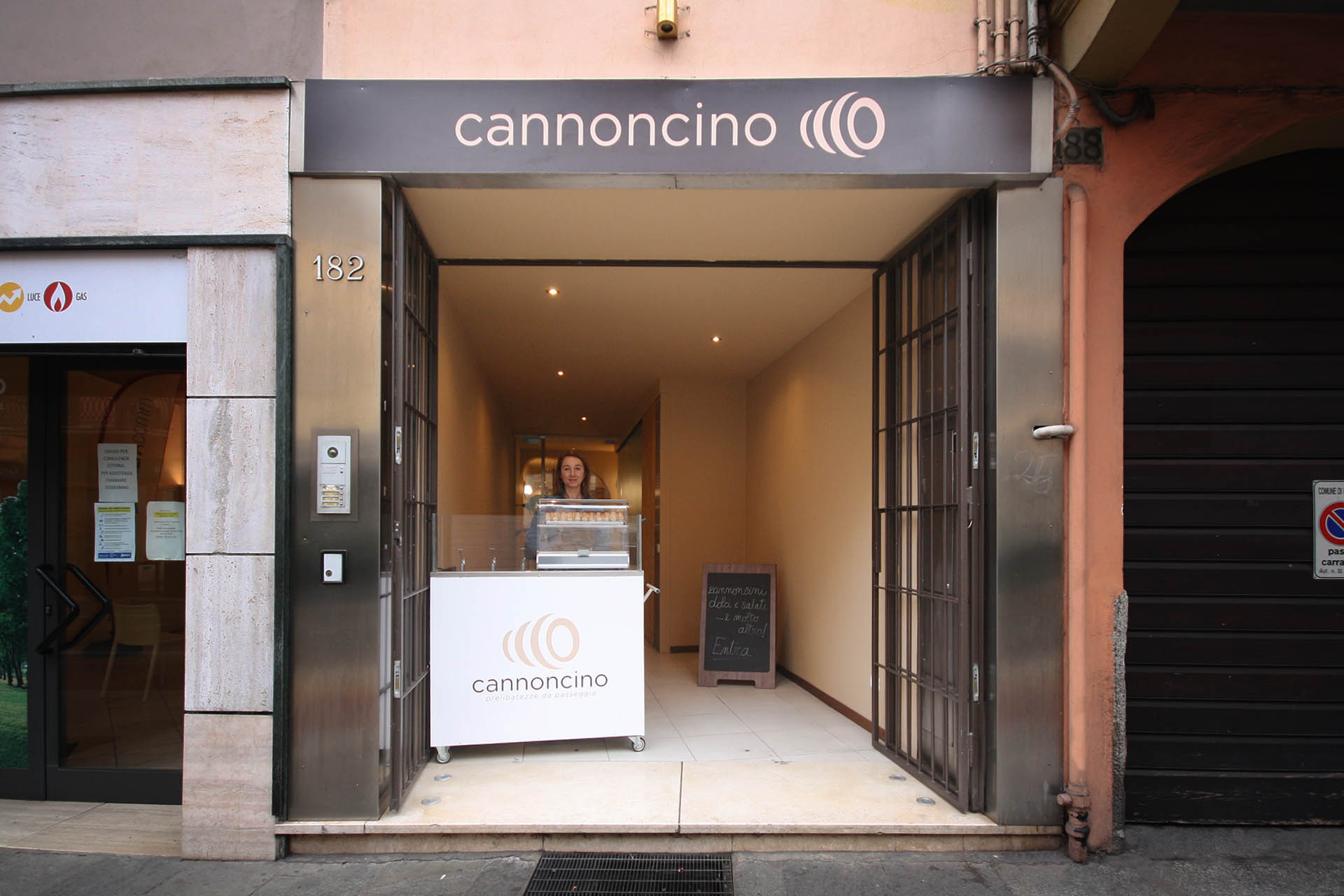蛋糕店设计案例,烘焙店设计,VANDA DESIGNERS,国外蛋糕店设计,意大利,Cannoncino Pastry Shop,糕点店设计方案