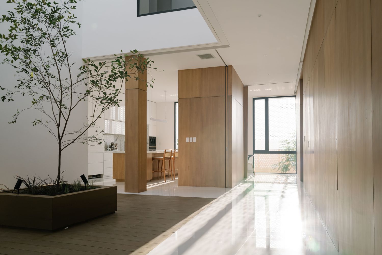YDR estudio,别墅设计案例,别墅设计,DEOC Arquitectos,650㎡,原木色+白色,国外别墅设计,别墅设计方案
