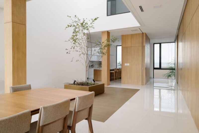 YDR estudio + DEOC Arquitectos | 650㎡，危地马拉原木色+白色别墅