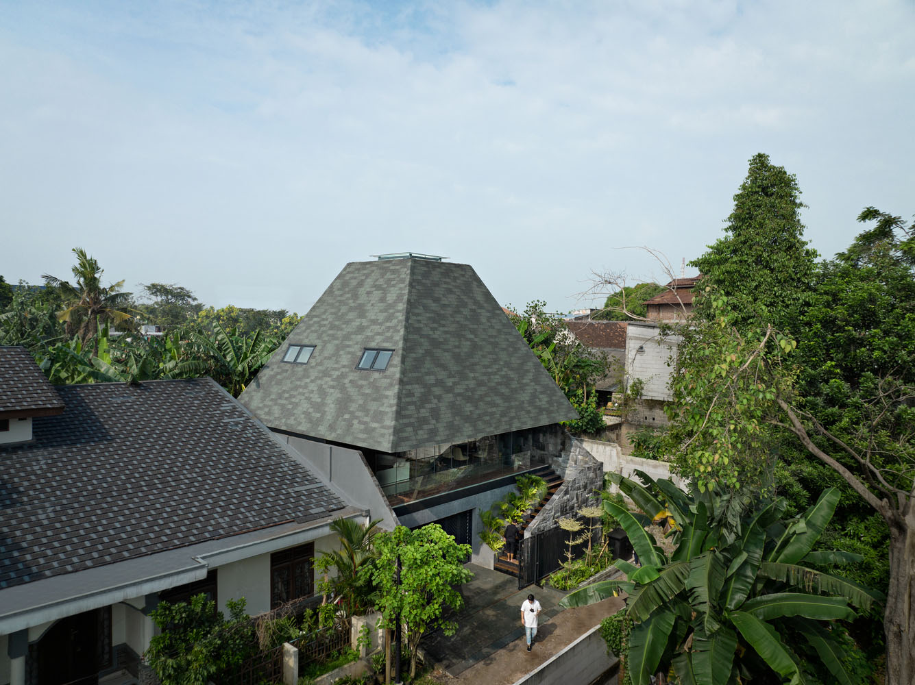 K-Thengono Design Studio,别墅设计,印尼,250㎡,乡土主义,乡村别墅设计,别墅设计案例,别墅建筑设计