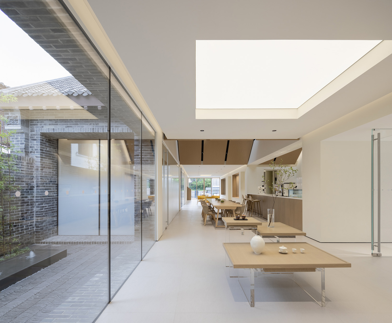 蔚来汽车NIO House,NIO House,蔚来汽车展厅设计,济南蔚来汽车展厅,济南展厅设计,展厅设计,汽车展厅设计,体验店设计,汽车体验店设计,汽车销售店设计,蔚来汽车,LUKSTUDIO芝作室,芝作室设计,陆颖芝