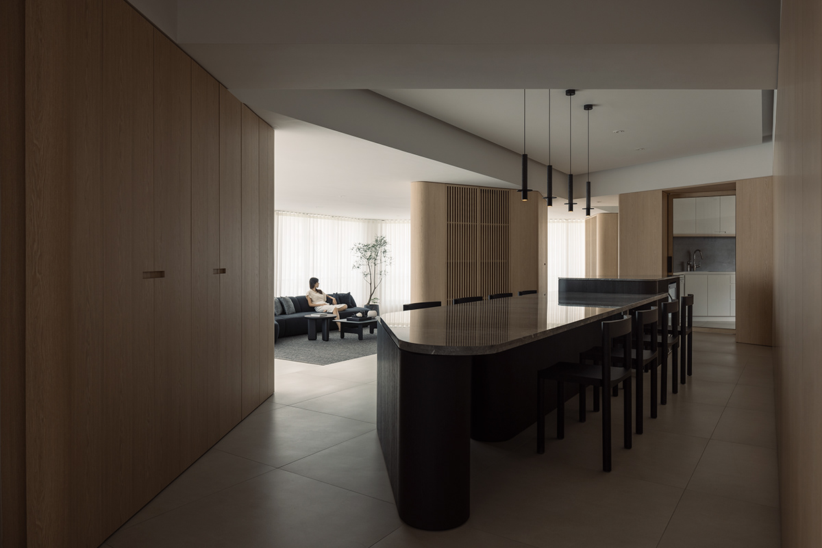 932 studio,新加坡,大平层设计,原木色,家装设计,大平层设计方案,极简公寓,大平层设计案例,932 studio设计案例,国外大平层设计