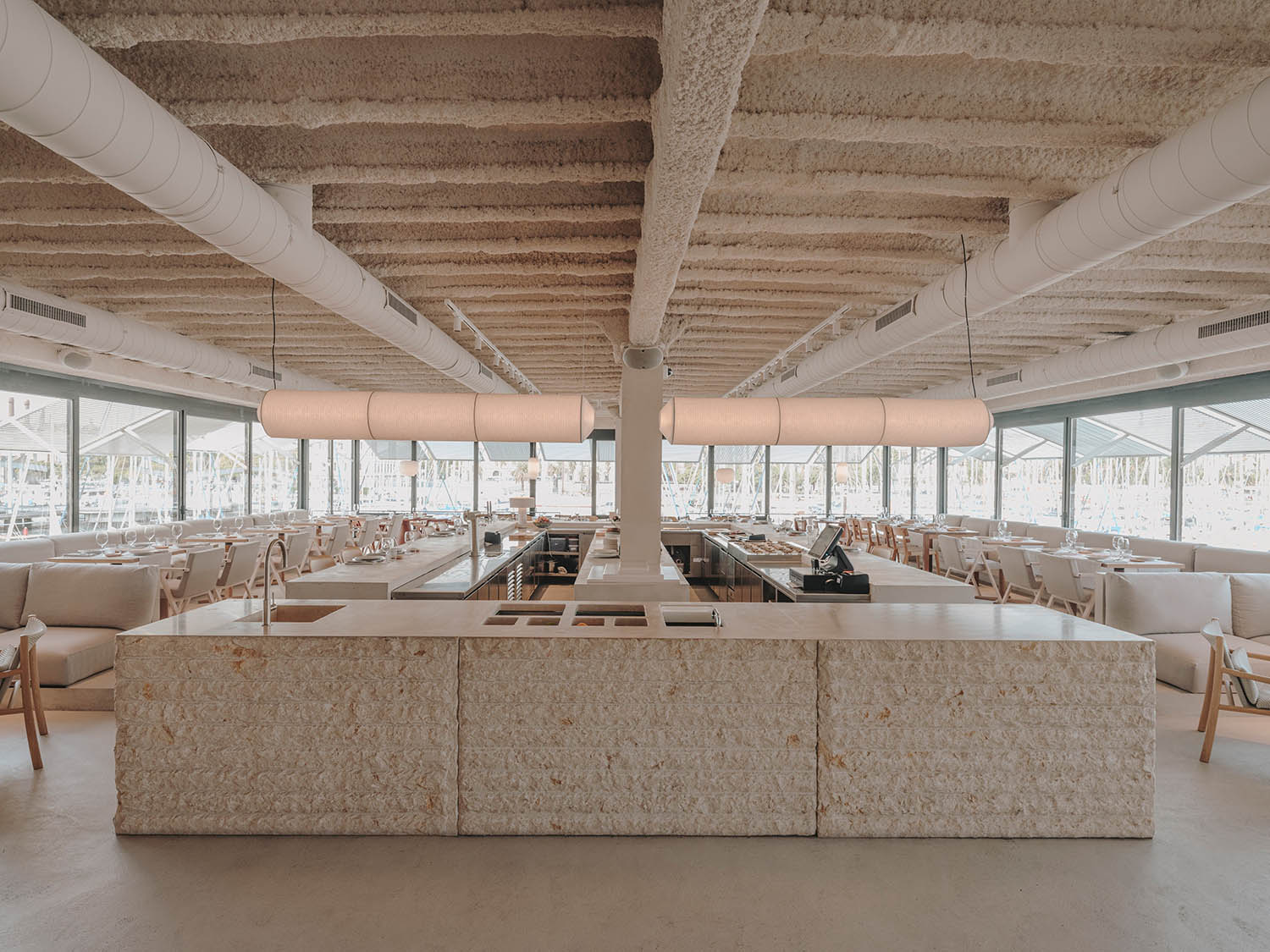 餐厅设计,Isern Serra Studio,休闲餐厅设计,巴塞罗那,现代风格餐厅设计案例,中性美学,海鲜酒吧餐厅