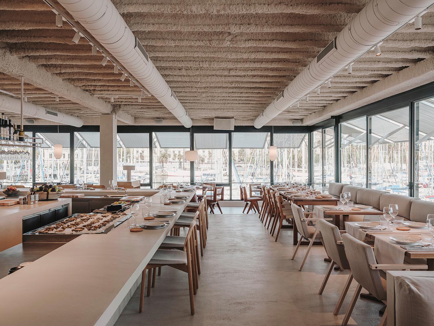 餐厅设计,Isern Serra Studio,休闲餐厅设计,巴塞罗那,现代风格餐厅设计案例,中性美学,海鲜酒吧餐厅