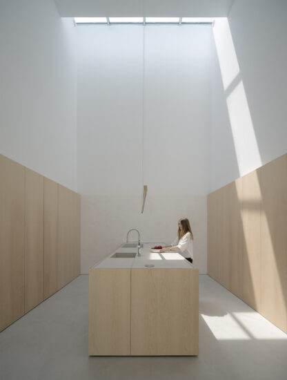 NOARQ｜700㎡，葡萄牙圣蒂尔索白色+原木色极简风格别墅