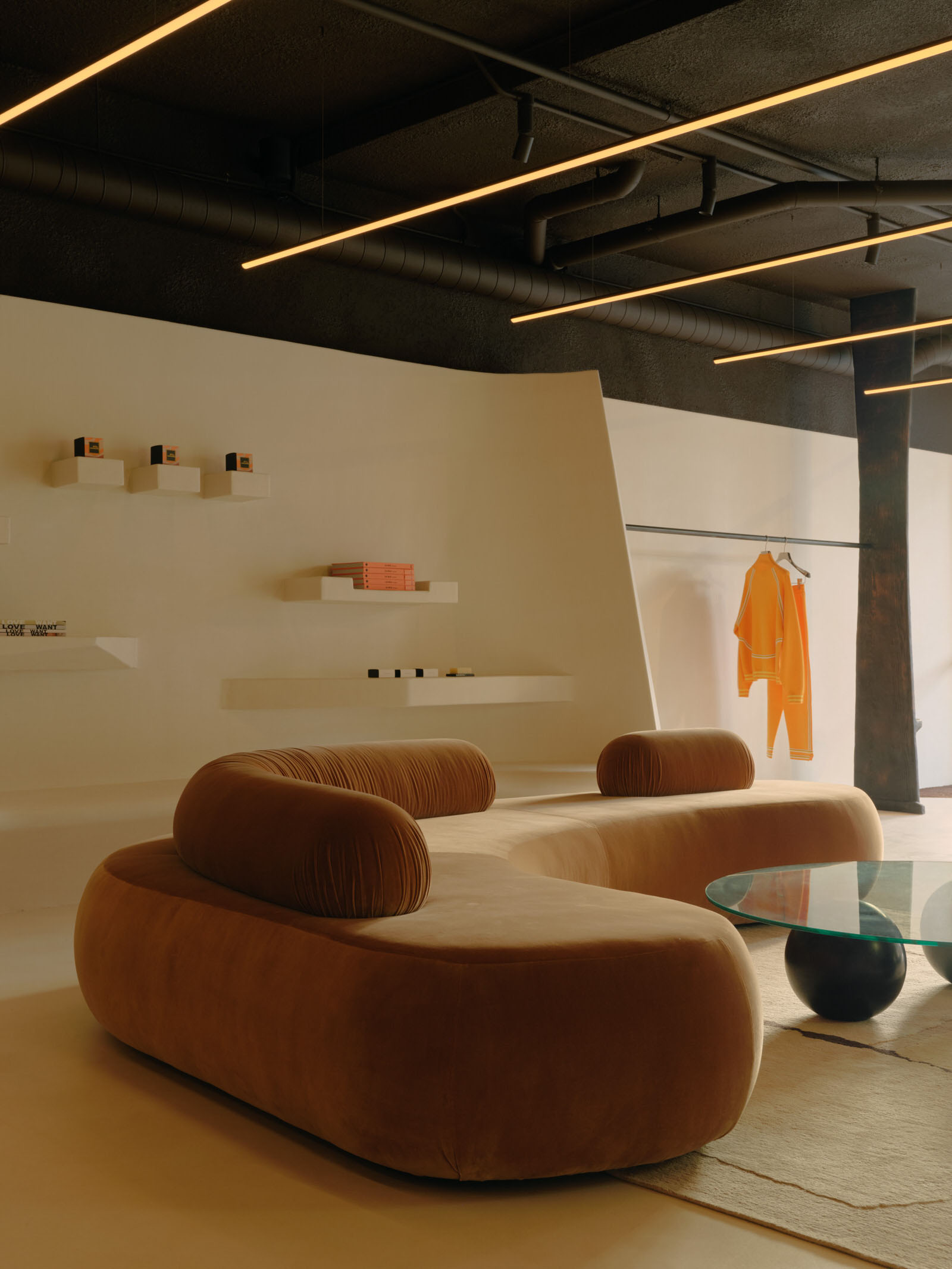 服装店设计,PATTERN STUDIO,店铺设计,女装旗舰店,服装店设计案例,服装品牌店,国外服装店设计案例,澳大利亚,拜伦湾,RGB变色灯带