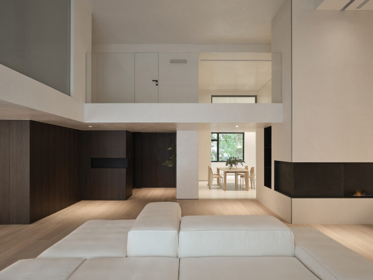 八荒设计 | 上海420㎡复式公寓，梧桐树下的静谧生活