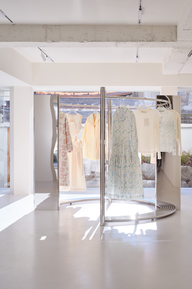 服装店设计,studio fragment,店铺设计,女装旗舰店,服装店设计案例,服装品牌店,国外服装店设计案例,韩国,Minjukim Anguk,首尔