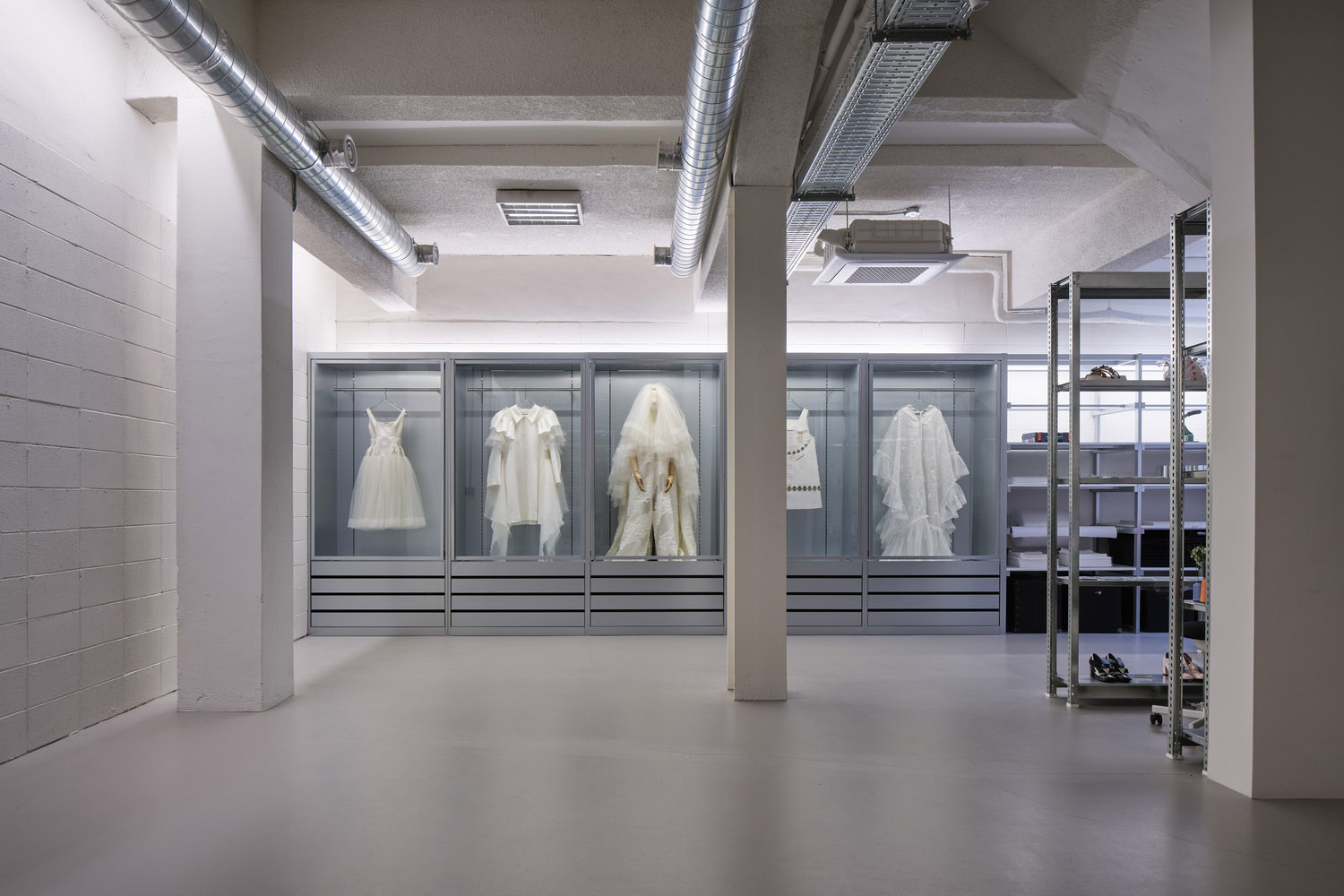服装店设计,studio fragment,店铺设计,女装旗舰店,服装店设计案例,服装品牌店,国外服装店设计案例,韩国,Minjukim Anguk,首尔