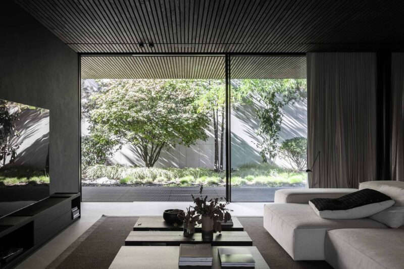 line architects | 摩尔多瓦黑白灰高级质感的平层泳池别墅