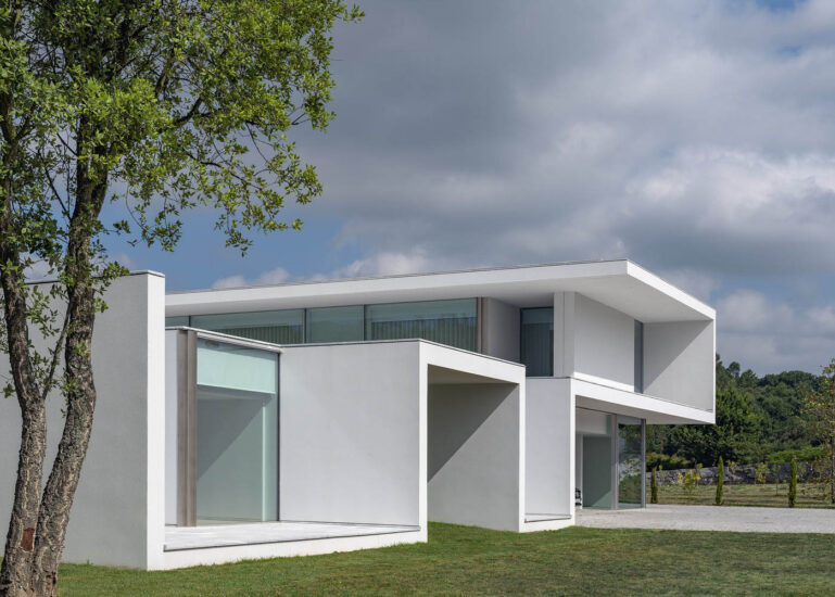 NOARQ | 880㎡，葡萄牙圣蒂尔索白色极简风格别墅