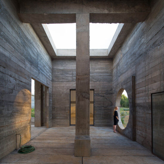 Pezo von Ellrichshausen | 2400㎡，野兽派美学，智利建筑师的乡村别墅+工作室