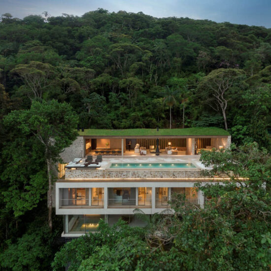 Studio Arthur Casas｜947㎡，悬浮于山林之间-巴西海景别墅