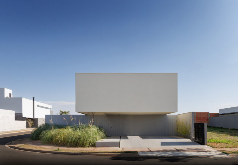 gruta.arquitetos | 295㎡，巴西巴鲁极简主义庭院别墅