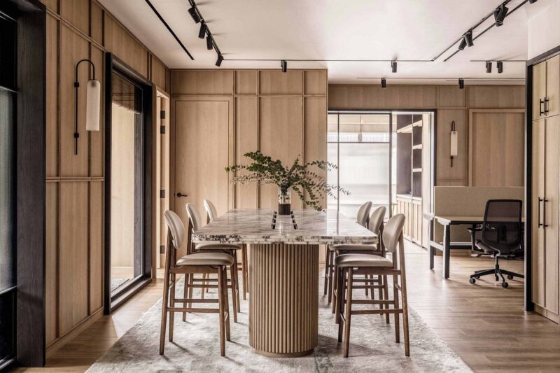 Lim + Lu丨300㎡，香港原木色温馨办公室