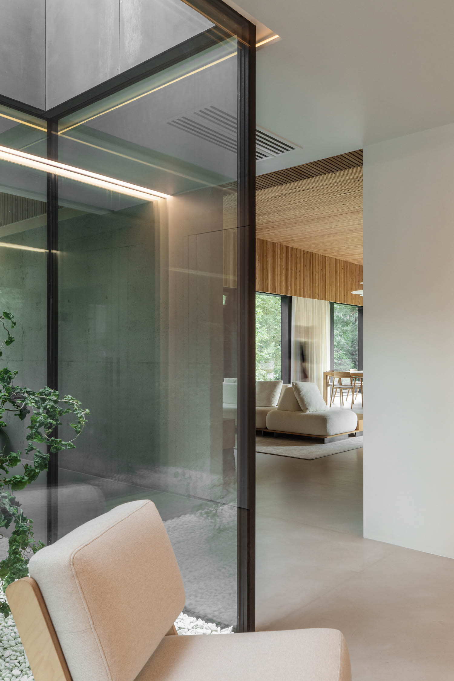 ZROBIM architects,白俄罗斯,别墅设计案例,别墅设计,明斯克,别墅装修效果图,原木色,清水混凝土