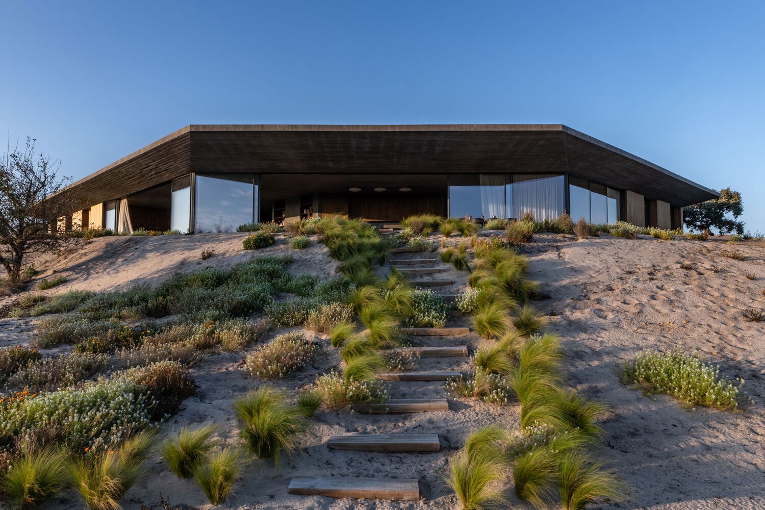 别墅设计,gonçalobonniz arquitectos,500㎡,别墅设计案例,别墅设计方案,别墅装修,野兽派风格,葡萄牙,景观别墅,木模混凝土