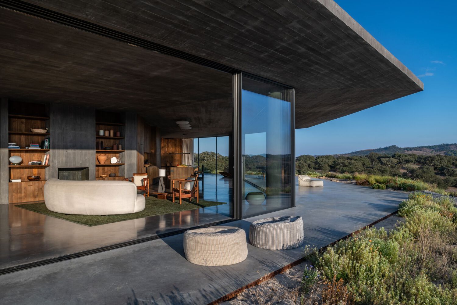 别墅设计,gonçalobonniz arquitectos,500㎡,别墅设计案例,别墅设计方案,别墅装修,野兽派风格,葡萄牙,景观别墅,木模混凝土