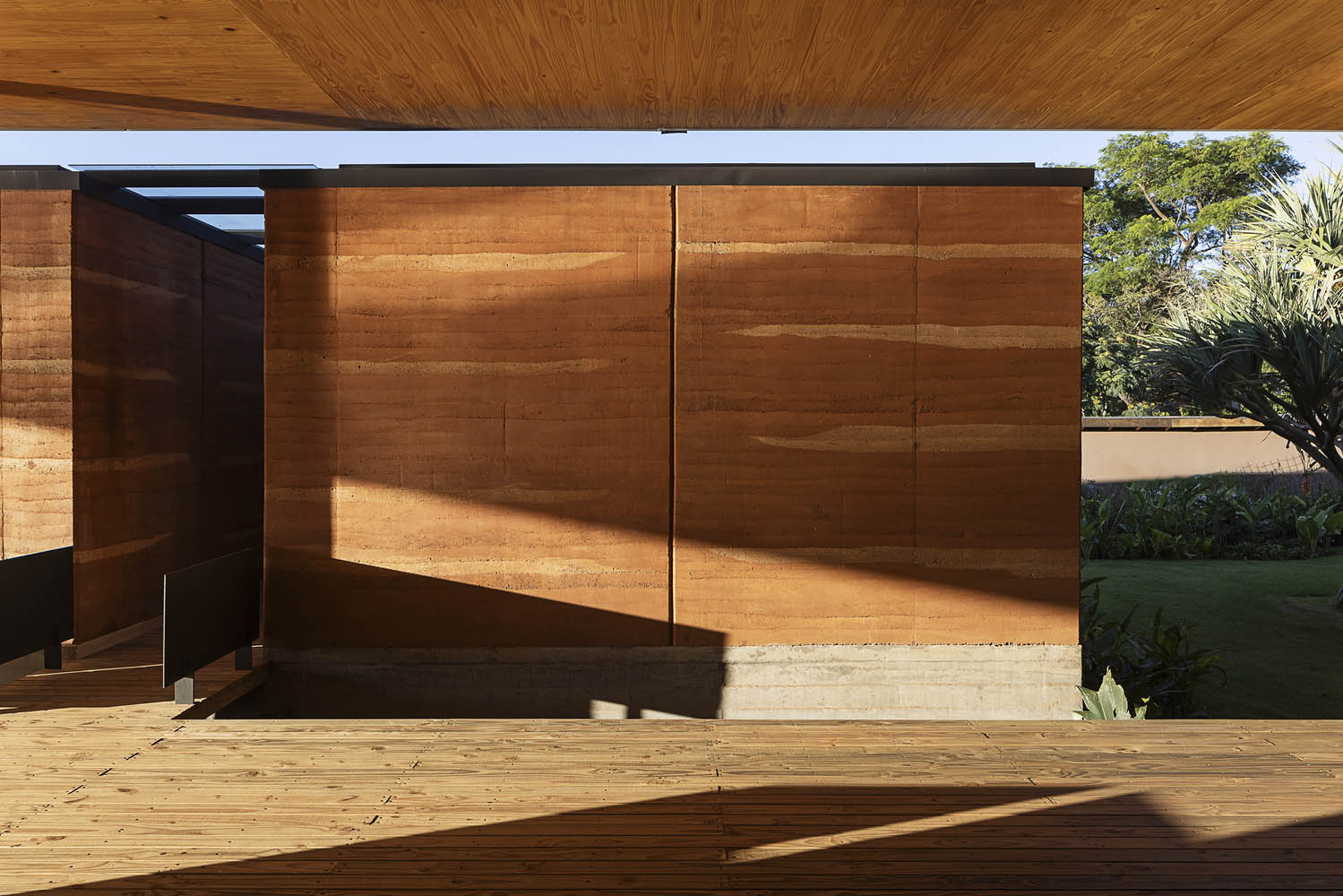 Sergio Sampaio Arch + Tectônica,别墅设计,1300㎡,巴西,滨海别墅,别墅设计案例,别墅设计方案,景观别墅,夯土墙