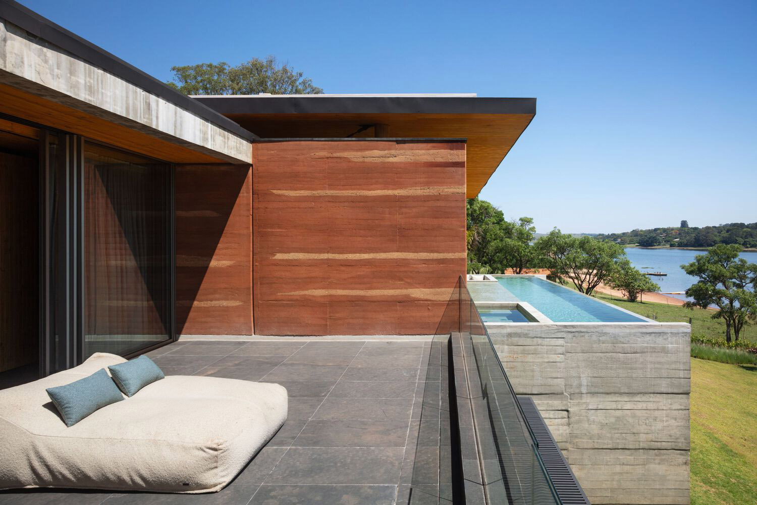 Sergio Sampaio Arch + Tectônica,别墅设计,1300㎡,巴西,滨海别墅,别墅设计案例,别墅设计方案,景观别墅,夯土墙