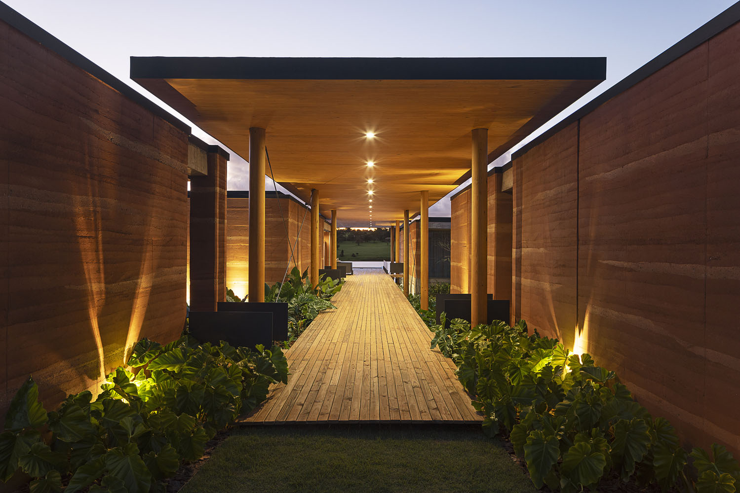 Sergio Sampaio Arch + Tectônica,别墅设计,1300㎡,巴西,滨海别墅,别墅设计案例,别墅设计方案,景观别墅,夯土墙