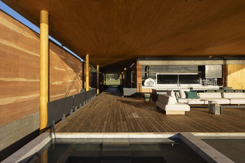 Sergio Sampaio Arch + Tectônica | 1300㎡，巴西用夯土墙筑造滨海大坝景观别墅