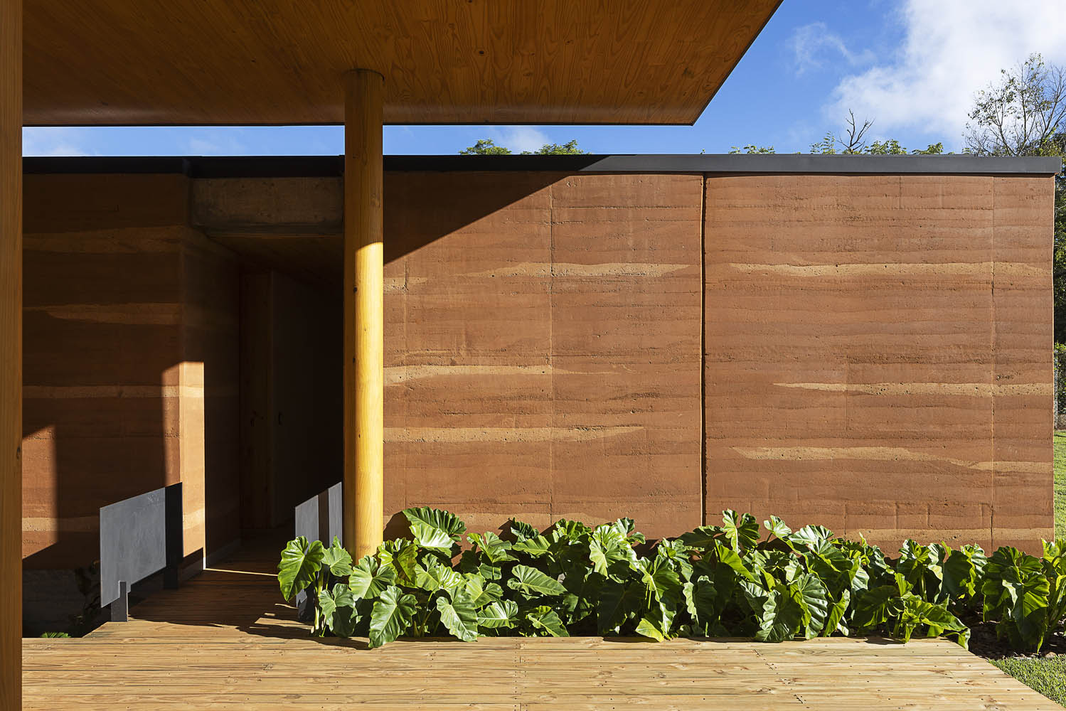 Sergio Sampaio Arch + Tectônica,别墅设计,1300㎡,巴西,滨海别墅,别墅设计案例,别墅设计方案,景观别墅,夯土墙