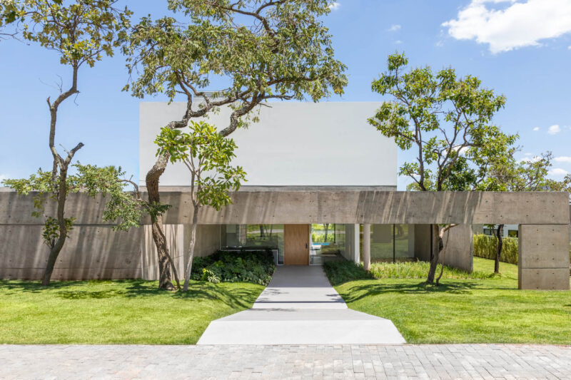 Paulo Henrique Paranhos | 640㎡，巴西巴西利亚白色+原木色阳光庭院景观别墅