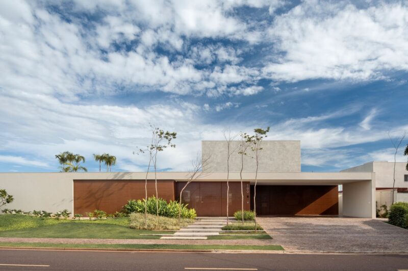 Solange Cálio Arquitetos | 650㎡，巴西阿拉图巴开放式庭院景观别墅