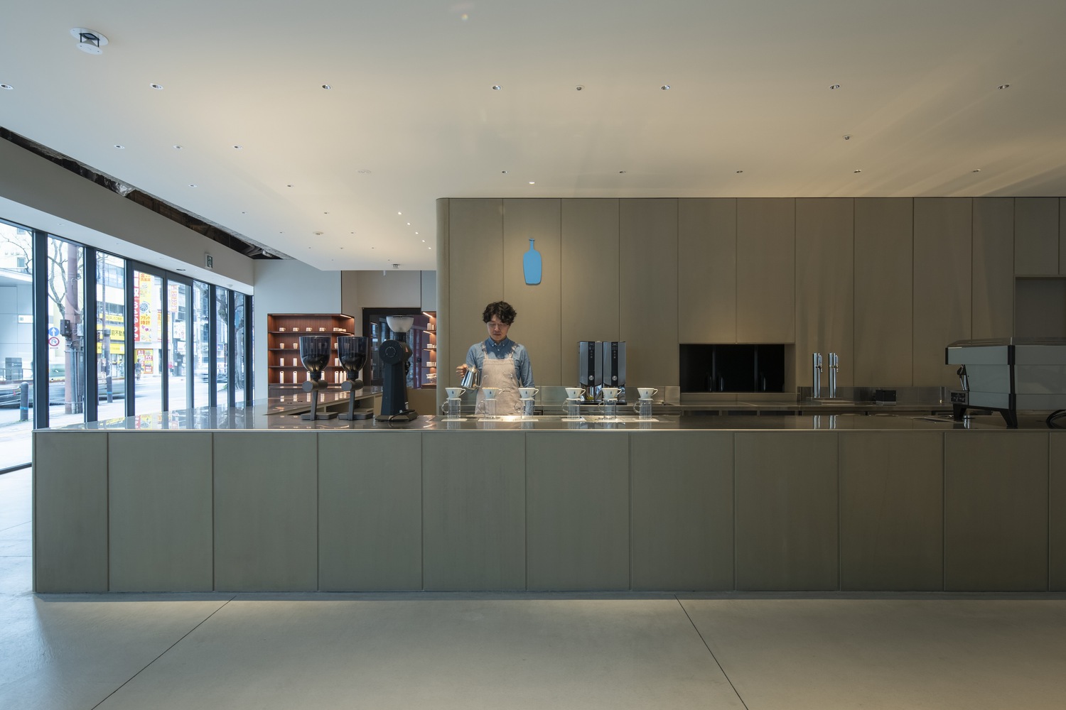 CASE-REAL,咖啡厅设计案例,咖啡店设计,日本,福冈,小蓝瓶咖啡,BLUE BOTTLE COFFEE,咖啡厅设计,小蓝瓶咖啡店设计案例,网红咖啡厅,创意咖啡店