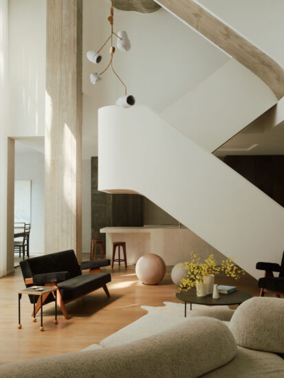 Jae Joo | 纽约中性色高挑空复式公寓