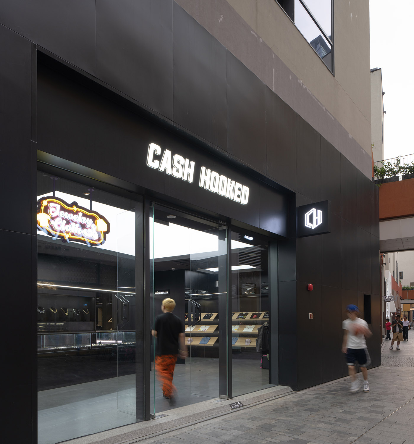零售店设计,商店设计,服装店设计,服装零售店设计,饰品店设计,嘻哈风格服饰店,服装店设计案例,服装店设计方案,一家“黑”店-CASHHOOKED 深业上城店,深圳,ZZARCH自造设计