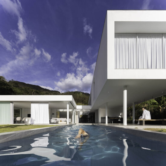 Alvariño & Felipe Arquitectos｜350㎡，厄瓜多尔洛哈白色极简风格别墅