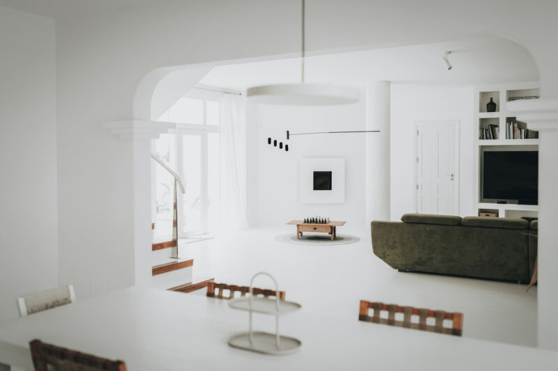 OOOOX | 300㎡，西班牙白色极简美学别墅