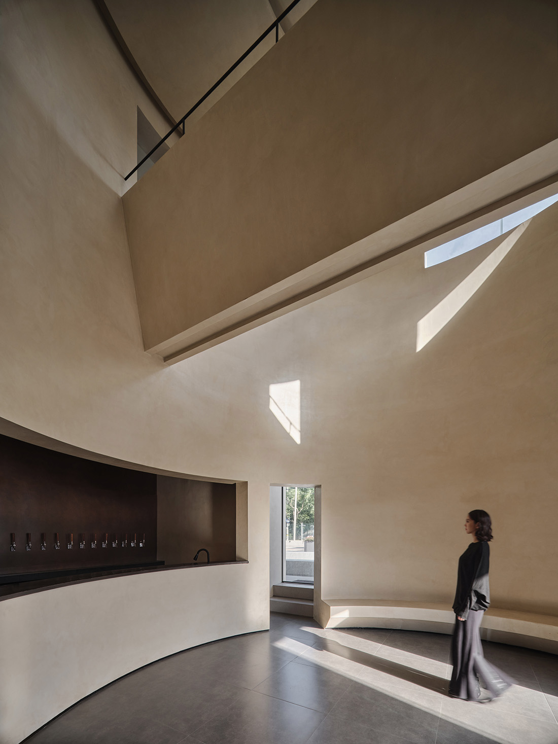 厂房改造,建筑改造,精酿酒吧空间,寻饮空间,溯空间,艺术画廊,上海藏在美术馆中的精酿空间,酒吧设计,酒吧改造,上海,UnderRoof Shanghai