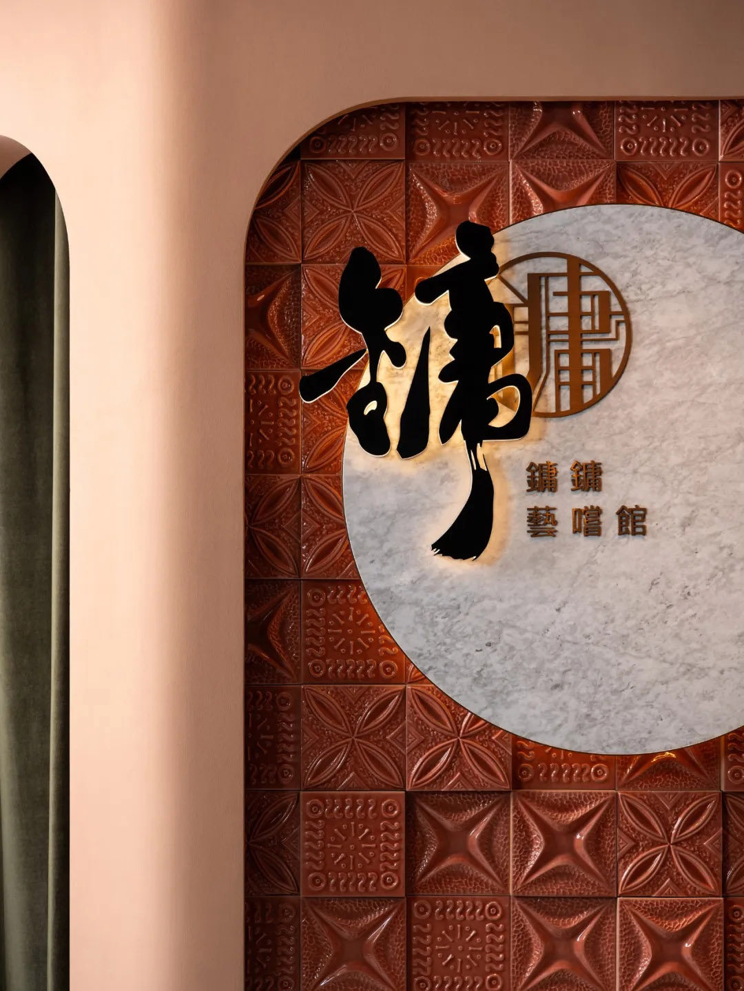 餐厅设计,休闲餐厅设计,餐厅设计案例,餐厅设计方案,烧鹅餐厅设计,港式餐厅设计,香港烧鹅餐厅,高端餐厅设计,香港,香港太古坊Yung's Bistro 鏞鏞·艺尝馆餐厅,Lim+Lu林子设计