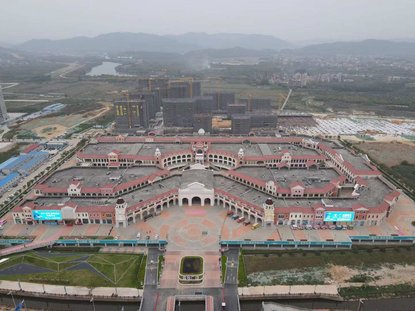 商业改造,商业街区改造,建筑改造,城市更新,奥莱小镇改造,多功能空间,广州八号仓流溪河奥莱小镇改造,广州,易加设计,都市实践刘晓都工作室