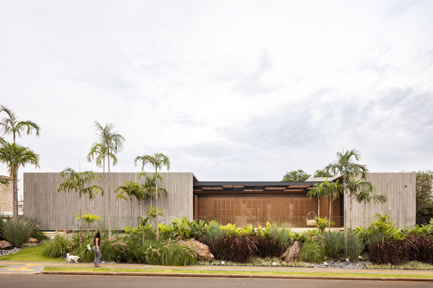 别墅设计,Leo Romano,原木风别墅,别墅设计案例,别墅设计方案,巴西,极简主义,极简风格别墅,景观别墅