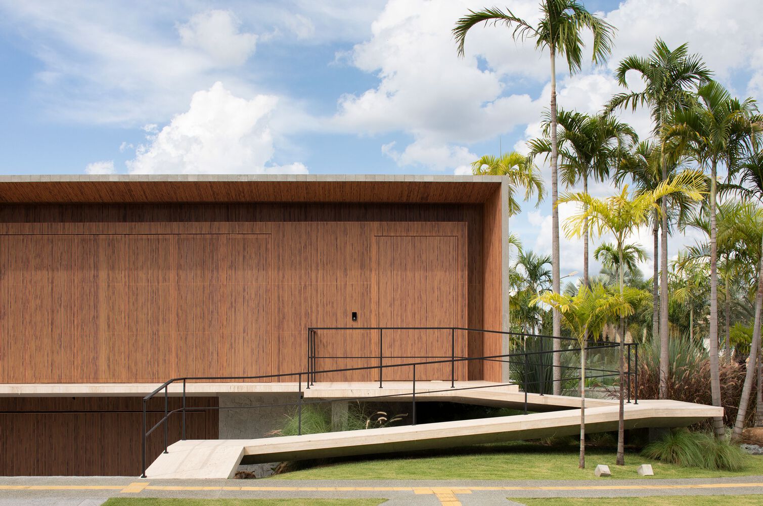 别墅设计,Leo Romano,原木风别墅,别墅设计案例,别墅设计方案,巴西,极简主义,极简风格别墅,景观别墅